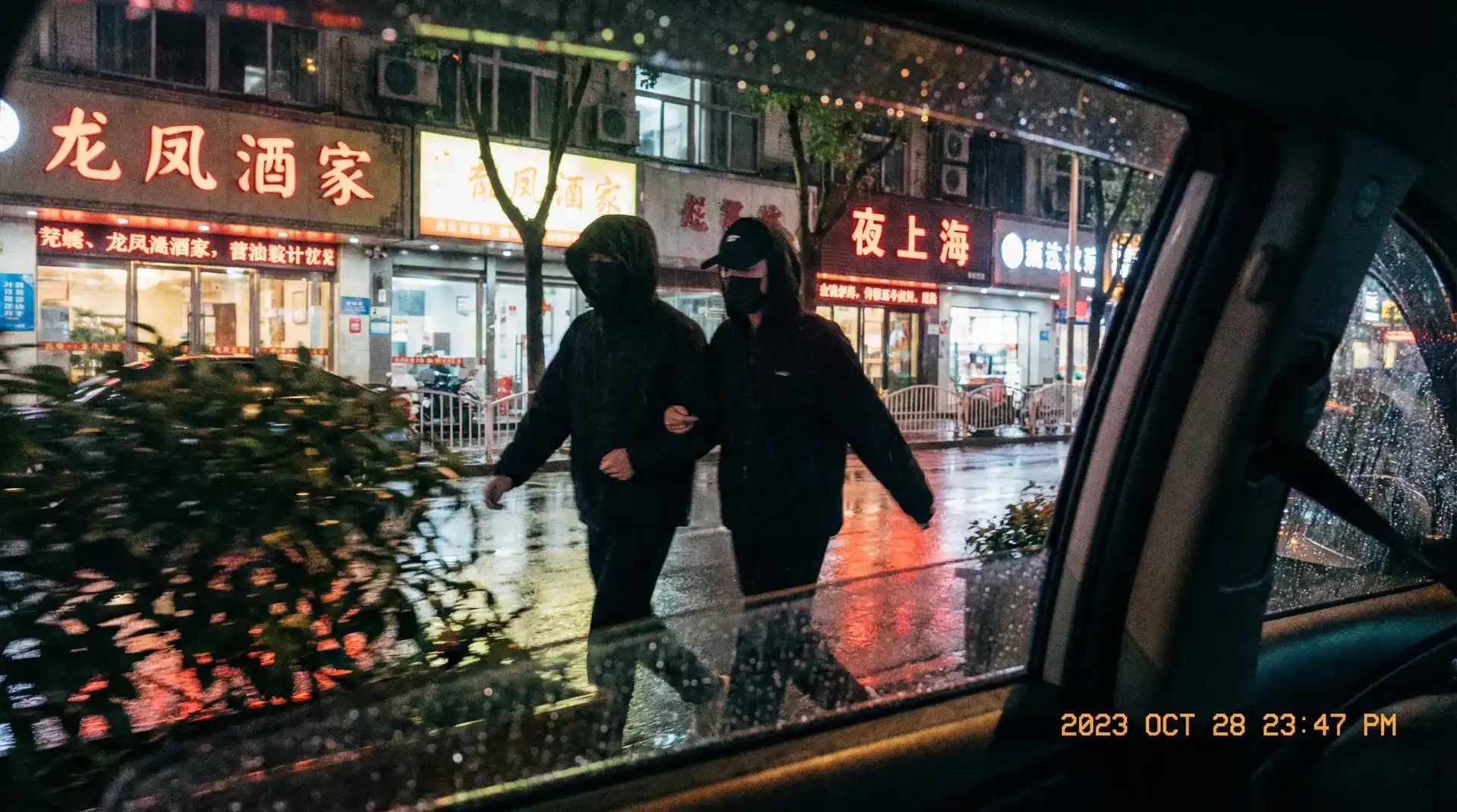 莱茵娱乐 - 顶流明星深夜密会现场抓拍照片